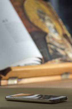 telefon ve açık kitap