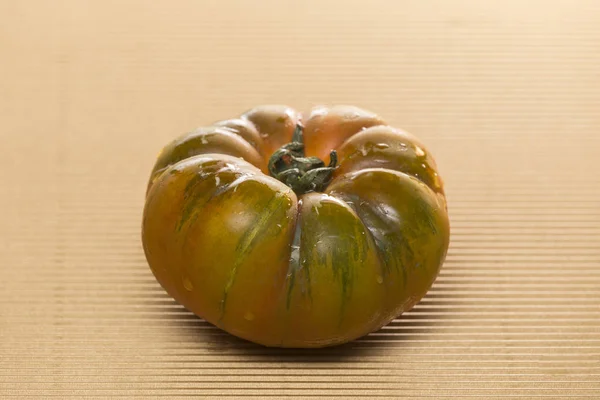Raf tomato on a grated cardboard surface — 스톡 사진