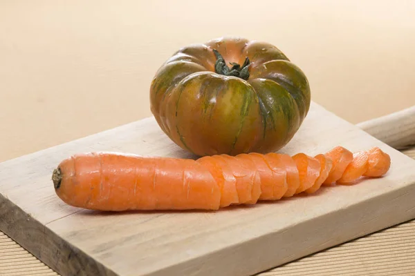Pomodoro e carota su una tavola di legno — Foto Stock