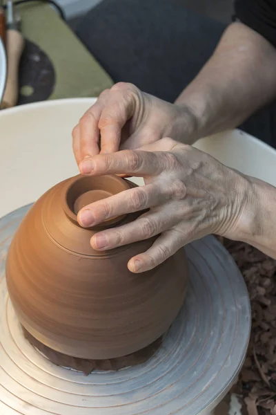 Manos haciendo un objeto cerámico sobre un torno —  Fotos de Stock