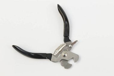 Beyaz arka plana yerleştirilmiş evcil hayvan tırnak makasının havadan görünüşü