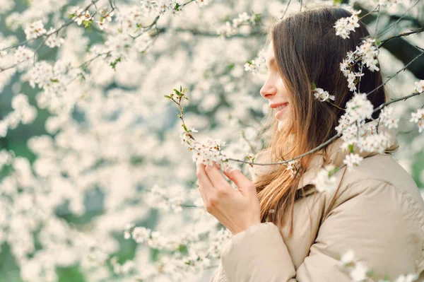 Junges Mädchen auf einem Hintergrund aus Blumen — Stockfoto