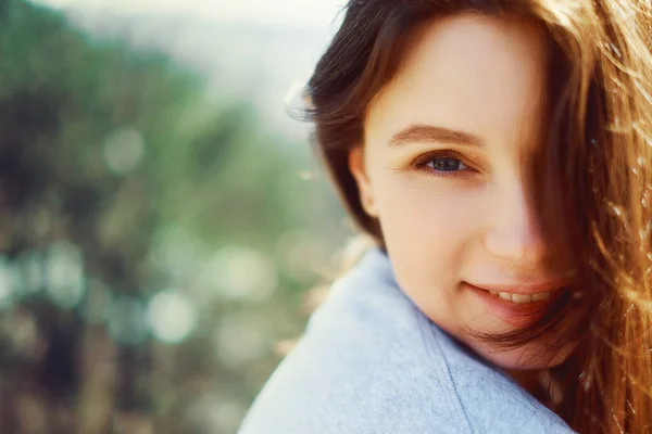 Retrato de uma rapariga sorridente a olhar para a câmara. close-up — Fotografia de Stock