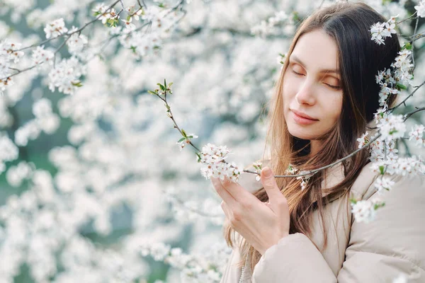 Junges Mädchen auf einem Hintergrund aus Blumen — Stockfoto