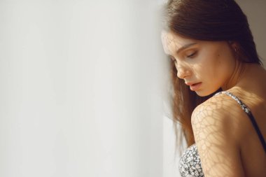 Pencerenin yanında seksi bir kızın portresi