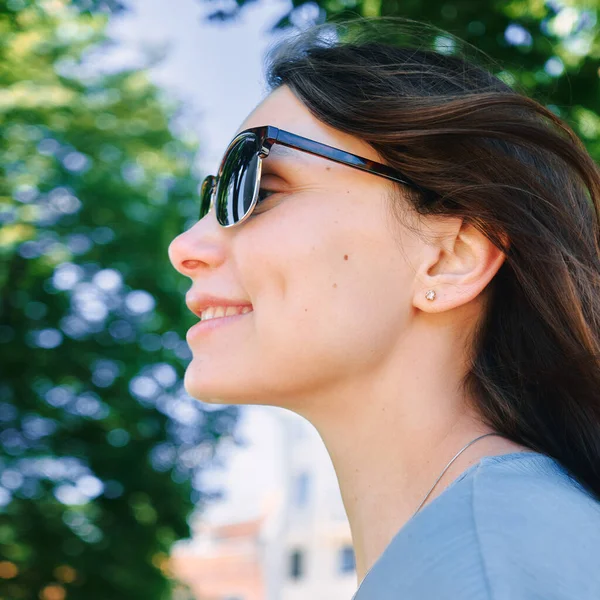 Portret uśmiechniętej dziewczyny w okularach przeciwsłonecznych i niebieskiej sukience — Zdjęcie stockowe