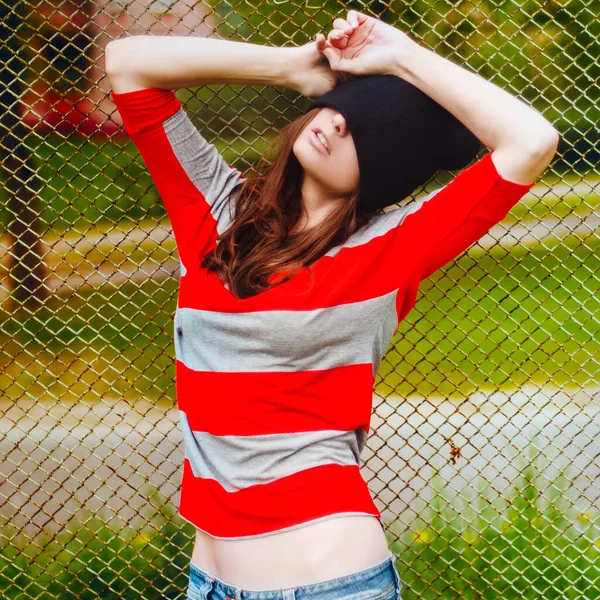 Πορτρέτο ενός όμορφου hipster κορίτσι στο καπέλο και ριγέ σακάκι — Φωτογραφία Αρχείου
