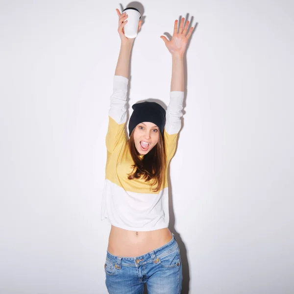 Szoros stúdió lövés csinos hipster tizenéves lány sapka kalap tartja fejét, hogy vicces arc — Stock Fotó