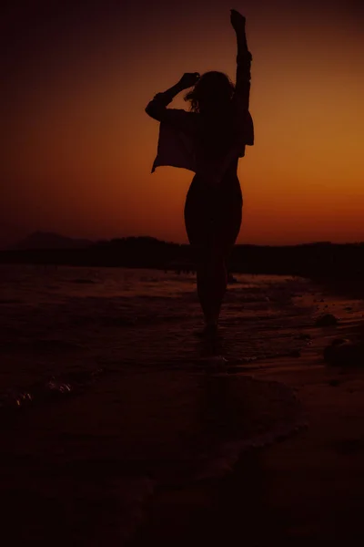 Silhouette d'une fille sur fond de coucher de soleil. voyage, concept de vacances — Photo