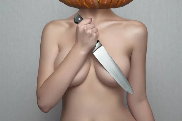 Halloween donna che tiene lama coltello sul suo seno — Foto Stock