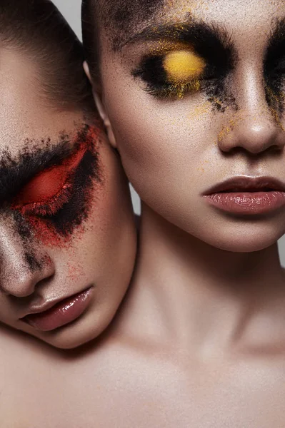 Twee schoonheid dames met creatieve make-up — Stockfoto