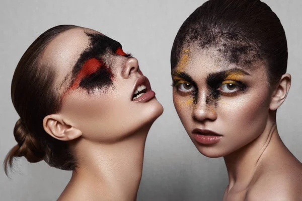 Modelli di bellezza con trucco artistico su pelle lucida — Foto Stock