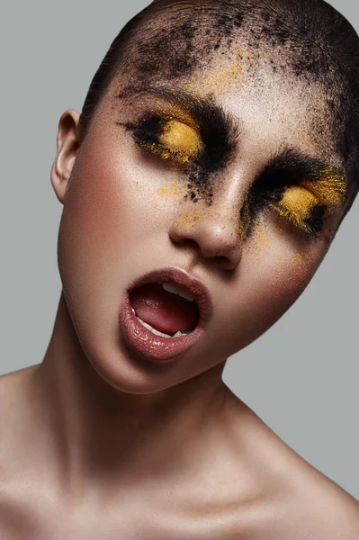 Schoonheid mode vrouw met cosmetische op haar gezicht — Stockfoto