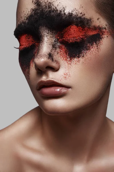 Červený a černý prášek make-up na tvář modelu — Stock fotografie
