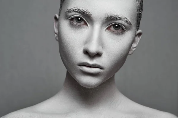 Güzellik moda kadın onun deri üzerinde beyaz boya ile — Stok fotoğraf