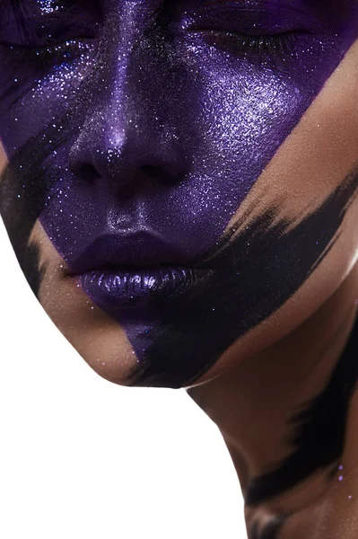 Mulher beleza com triângulo roxo e traços — Fotografia de Stock