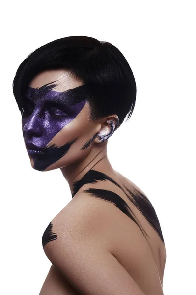 Módní krása mladá žena s fialovým make-up — Stock fotografie