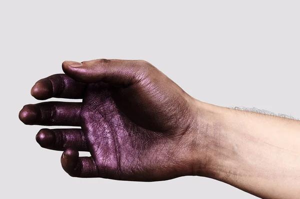 Rozluźnioną dłonią w fioletowy lakier — Zdjęcie stockowe