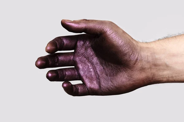 Mano relajada con pintura púrpura en la piel — Foto de Stock