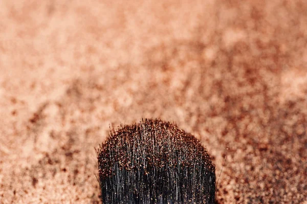 Macro Pennello per il trucco Bristles con polvere dorata — Foto Stock