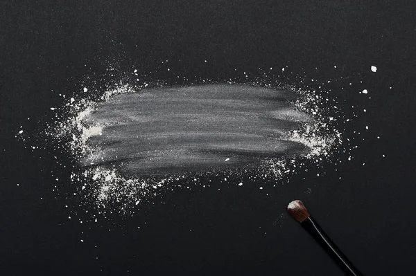 Make-up poeder met Beauty Brush op zwart oppervlak — Stockfoto