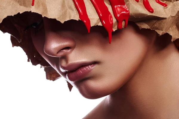 Modelo de belleza con pliegues de papel marrón en su cabeza —  Fotos de Stock