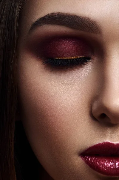 Žena s Make-Up kouřové oči a tmavě červené rty — Stock fotografie