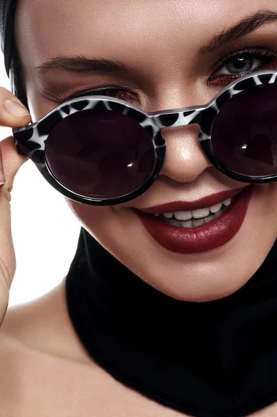 Fashion beauty Model holds Fingers Sunglasses — Stock Photo, Image