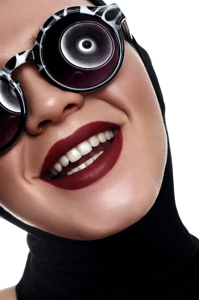 Bellezza donna con occhiali da sole e labbra rosso scuro — Foto Stock