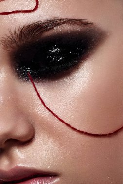 Gülümsemek güzellik modeli ile dumanlı gözler makyaj