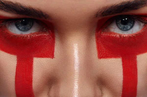 美容女性の目と顔に赤のペイント ストライプ — ストック写真