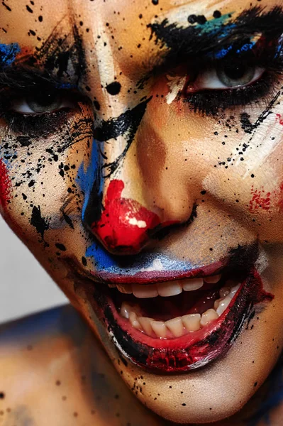 Mujer payaso sonriente y malvada. Maquillaje creativo —  Fotos de Stock