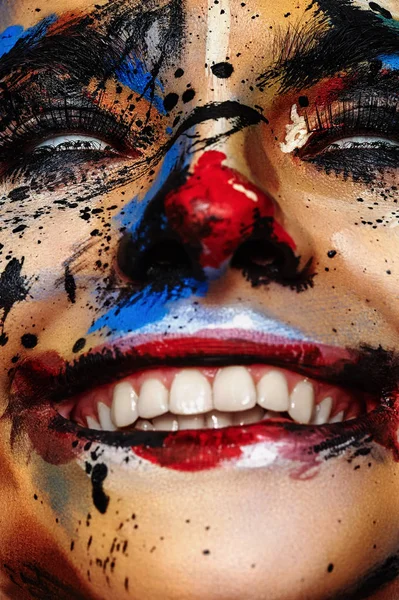 Mujer payaso loco sonriente con ojos blancos — Foto de Stock