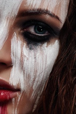 Beyaz lekeli boya ile güzel yüz