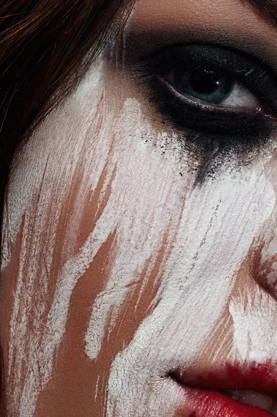Vrouw met vlekkerig White verf op haar gezicht — Stockfoto