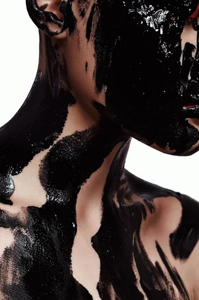 Γυναικείο πρόσωπο και σώμα με μαύρο μελάνι μακιγιάζ — Φωτογραφία Αρχείου