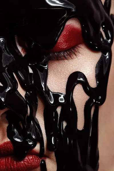 Belleza de moda Mujer con maquillaje rojo oscuro —  Fotos de Stock