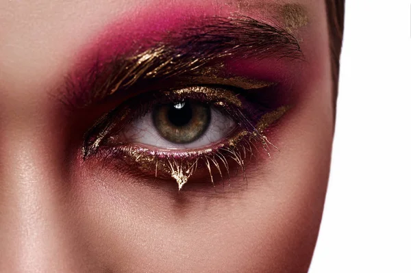 Maquillaje rosa y dorado en ojo de mujer — Foto de Stock