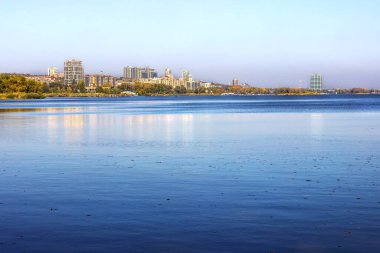 Ekim 'in sonbahar renkleri, Ukrayna, Dnipro şehri, Zafer Duvarı, Kürek Kanalı Tükürme