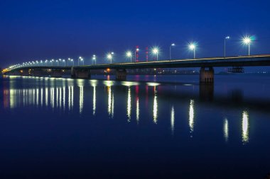 Güney Köprüsü ve akşam aydınlanması, Dnipro şehri, Dnipropetrovsk, Ukrayna