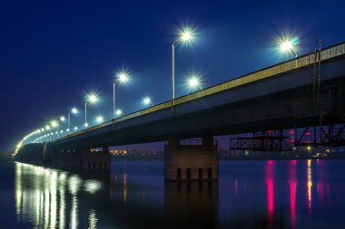 Güney Köprüsü ve akşam aydınlanması, Dnipro şehri, Dnipropetrovsk, Ukrayna