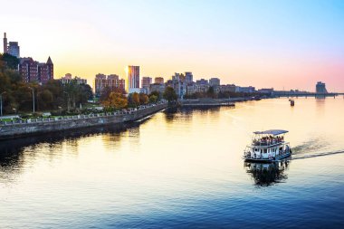 Manastır Adası, Merefo-Kherson Köprüsü, T.G. anıtı. Shevchenko, St. Nicholas Kilisesi, Dnepr-Dnepropetrovsk, Ukrayna