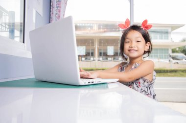 Bilgisayarı olan Asyalı tatlı kız.