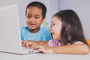 Asyalı çocuklar laptopla evden öğreniyorlar..