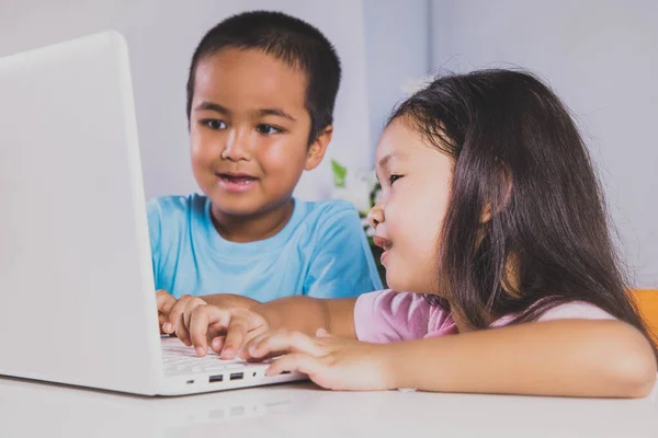 Niños Asiáticos Aprendiendo Desde Casa Con Portátil —  Fotos de Stock