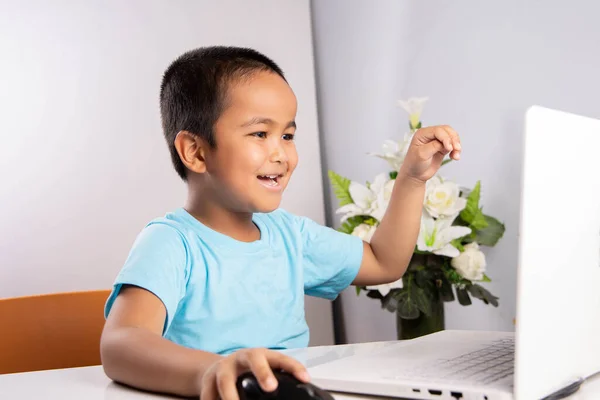 Niños Asiáticos Aprendiendo Desde Casa Con Portátil —  Fotos de Stock