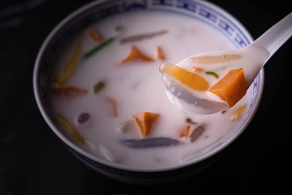 Тайский Десерт Кокосовым Молоком Традиционной Миске — стоковое фото