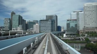Timelapse görünümünü son bogie Yurikamome Sürücüsüz tren Daiba, Tokyo, Japonya, hareketli otomatik tren içinde