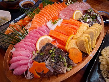 Tahta tabakta taze sashimi.