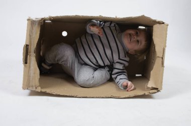 kutuya küçük bir çocuk oturur